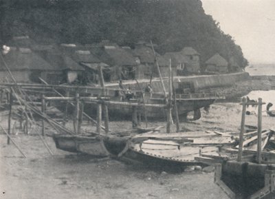Tai-no-ura-带有渔船的沙边微型房屋，c1900年，1921年 作者 朱利安·伦纳德街