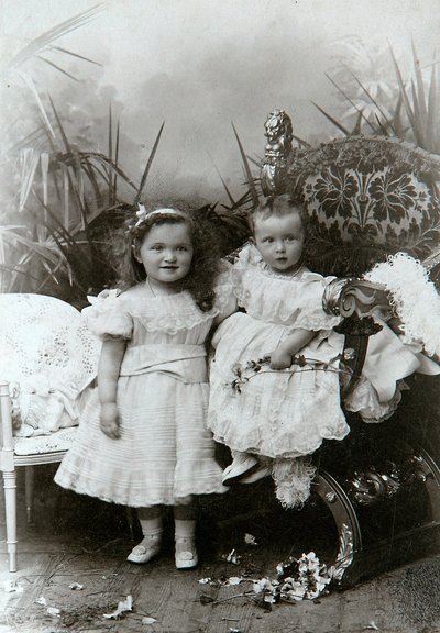 俄罗斯大公爵夫人奥尔加·尼古拉耶夫娜（Olga Nikolaevna）和塔蒂亚娜·尼古拉耶夫娜（Tatiana Nikolaievna），十九世纪末 作者 K. von Hahn