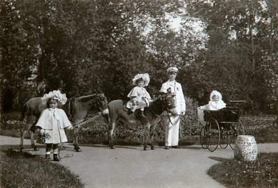 大公爵夫人奥尔加（Tatiana）和俄罗斯玛丽亚（Tsarskoye Selo），俄罗斯，c1899-c1900 作者 K·冯·哈恩