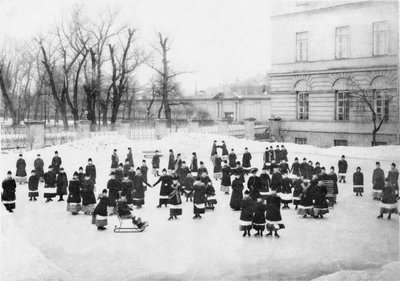 斯莫尔尼高尚少女学院的学生在温特沃克（Winter Walk），c。 1913年 作者 卡尔·卡洛维奇·布拉