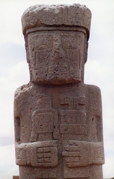 建于公元 8-10 世纪前哥伦布遗址神庙区卡拉萨塞的庞塞石碑（照片）（另见 138751） 作者 凯蒂·阿滕伯勒