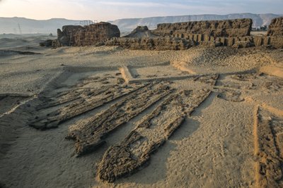 阿比多斯，5000 年前泥砖墓中的木板船，早期王朝，2005 年（照片） 作者 肯尼思·加勒特