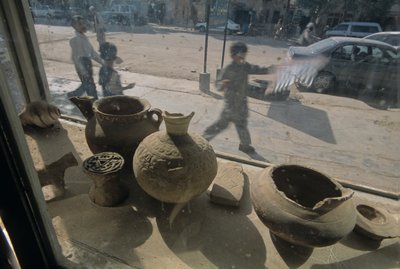 阿富汗；赫拉特；古董销售；橱窗展示；街景，mm7167，门迪......，2004 年（照片） 作者 肯尼思·加勒特