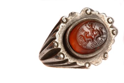 保加利亚淘金热，Nicholai Ovtcharov，Perperikon 手工艺品、托勒密戒指、卡涅利......，2006 年（照片） 作者 肯尼思·加勒特