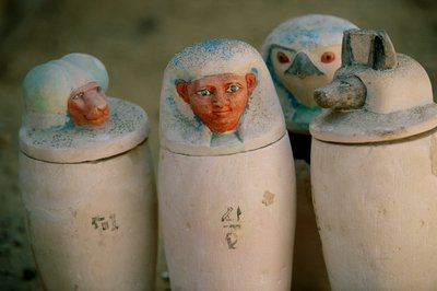 带荷鲁斯四子、哈皮、杜阿穆特夫......瓶塞的 Pakerdemamon 玻璃罐，2002 年（照片） 作者 肯尼思·加勒特