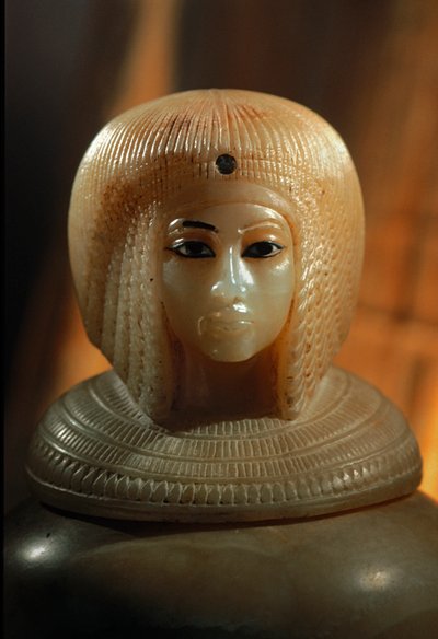 法老阿肯那顿（Akhenaten）的第二任妻子基娅（Kiya）造型的罐盖，2009 年（照片）。 作者 肯尼思·加勒特
