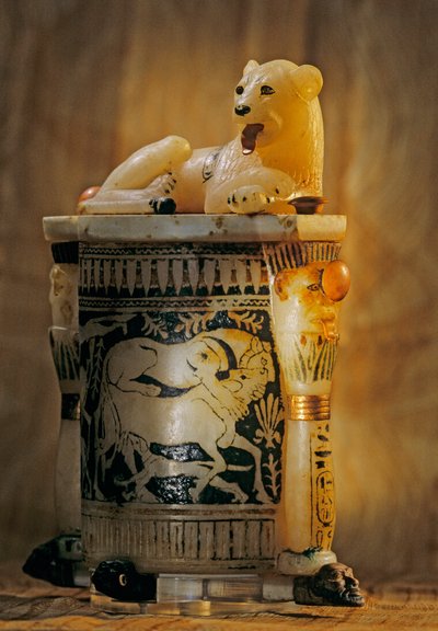 盖子上有狮子的化妆罐，2009 年（照片） 作者 肯尼思·加勒特