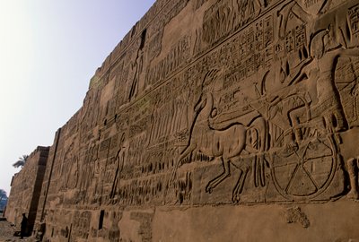 埃及；mm6741；卡德什战役，拉美西斯二世，卡纳克神庙，2001 年（照片） 作者 肯尼思·加勒特