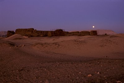 2005 年，埃及阿拜多斯，卡塞克赫穆伊的舒奈特上空的满月（照片） 作者 肯尼思·加勒特