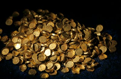 Tillya Tepe 发现的黄金文物，六座巴克特里亚游牧民族的墓葬；发现于 19......2004 年（照片） 作者 肯尼思·加勒特