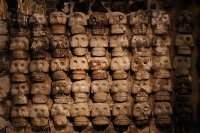 伟大的阿兹台克人，MM7677，墨西哥墨西哥城，Templo Mayor 博物馆，遗址照片，Tzom......，2008 年（照片） 作者 肯尼思·加勒特