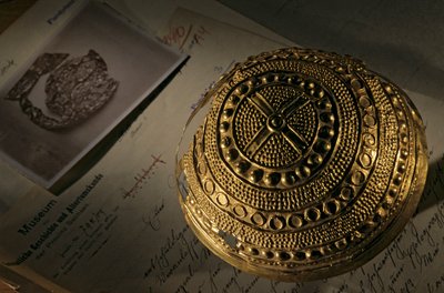 克罗特多夫金帽，天空盘；青铜时代；古代文化；德国，2004 年（照片） 作者 肯尼思·加勒特