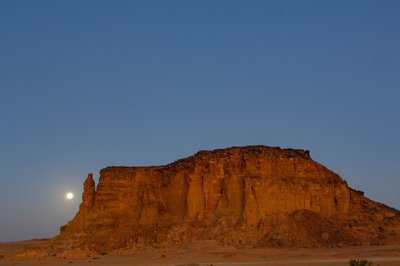 月落与日出，Taharka 神庙，拉姆门，Gebel Barkal，神庙群，法老......，2007 年（照片） 作者 肯尼思·加勒特