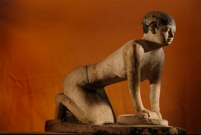 磨谷物的仆人石灰岩彩绘雕像，旧王国，2002 年（照片） 作者 肯尼思·加勒特