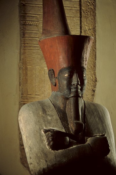 法老内贝特-曼图霍特普二世（Nebhepetre Mentuhotep II）的彩绘砂岩雕像，头戴红色的洛冠，2002 年（照片）。 作者 肯尼思·加勒特