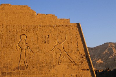 埃及新王国梅迪内特哈布，拉美西斯三世镇压敌人，主神庙，塔楼，风景区 作者 肯尼思·加勒特