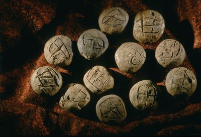 圆钮球；文物，奥克苏斯文明；土库曼斯坦；Gonor Depe 遗址；维克多-萨里......，2004 年（照片） 作者 肯尼思·加勒特
