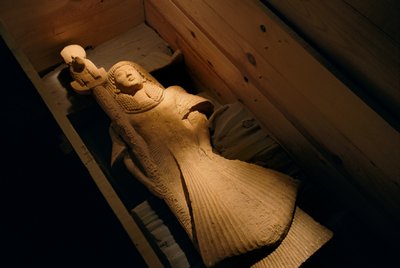 狮头战争女神塞克梅的标准手 Nebre 的砂岩雕像......，2002 年（照片） 作者 肯尼思·加勒特
