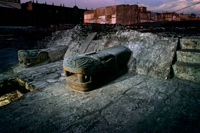大神庙上的蛇形复制品，特诺奇蒂特兰，Templo Mayor，阿兹特克，墨西哥，墨西哥城，2010 年（照片） 作者 肯尼思·加勒特
