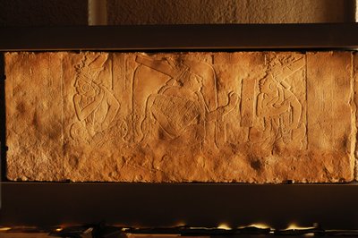 第 19 号神庙宝座台，墨西哥帕伦克，Akhal Mo Nab 的雕刻，2005 年（照片） 作者 肯尼思·加勒特