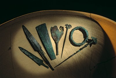 叙利亚胡里安帝国乌尔凯什，公元前 2400 年，乔治-布切拉蒂，青铜工具、矛、per......，2004 年（照片） 作者 肯尼思·加勒特