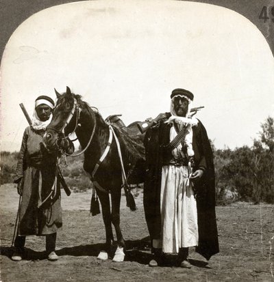 一名酋长和他的保镖，叙利亚，1900年代。 作者 Keystone View公司