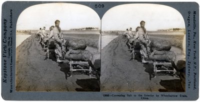 1906年，中国通过独轮手推车将盐分运送到室内 作者 Keystone View公司