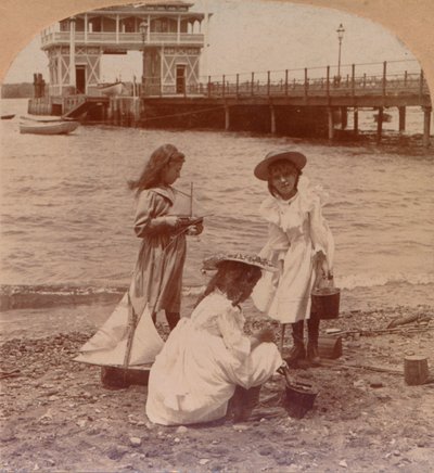在沙滩上玩c1900 作者 Keystone View公司