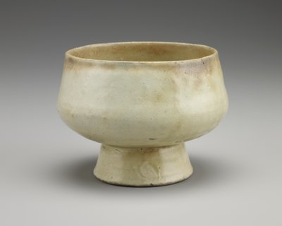 高脚碗，16世纪下半叶（在透明釉料下浸有白色瓷片的stone器） 作者 韩国学校