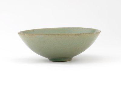 Bowl with molded design of fish among waves, mid 12th century (stoneware with celadon glaze) 作者 韩国学校