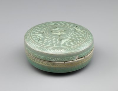 13世纪下半叶，盖有起重机和云朵镶嵌设计的盒子（青瓷釉下有白色和黑色镶嵌的石器） 作者 韩国学校