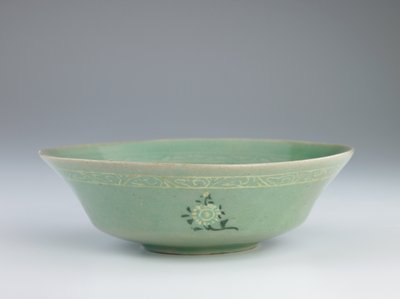 12世纪中叶至13世纪中叶，带有模具压模和镶嵌装饰的盘子 作者 韩国学校