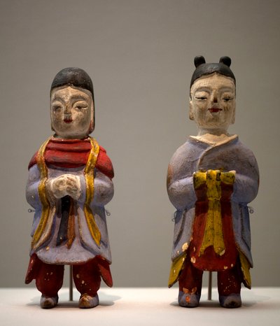 身着萨满服装的小雕像。 彩色木制小雕像，艺术核心 作者 韩国学校