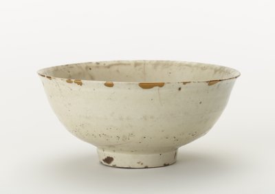 茶碗（koraijawan），16世纪初-17世纪末（瓷器，带透明釉，金漆修复） 作者 韩国学校