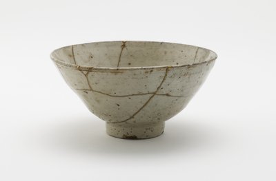 茶碗（koraijawan），16世纪下半叶（瓷器带有透明的淡蓝色釉，修复了金漆） 作者 韩国学校