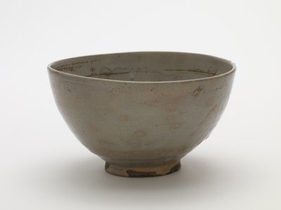 茶碗，17世纪上半叶（带有透明淡蓝色釉的粗陶器） 作者 韩国学校