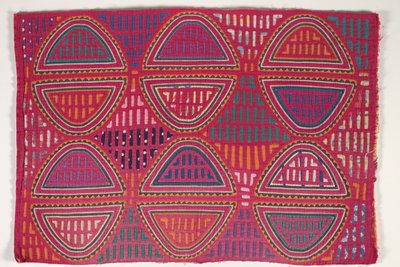 衬衫镶板（莫拉），约 1950 年（贴花棉布） 作者 库纳印第安文化