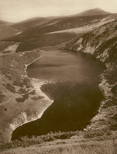 大池塘和Sněžka（克尔科诺斯山脉）； 大池塘和斯涅日卡 (Krkonoše)（黑白照片） 作者 库尔特·希尔斯彻