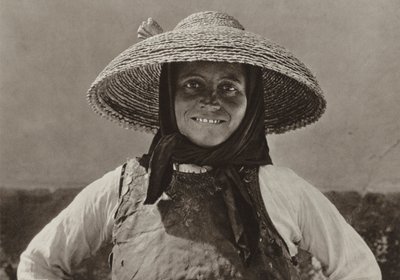 罗马尼亚：Liebling, Suabian 妇女（黑白照片） 作者 库尔特·希尔斯彻