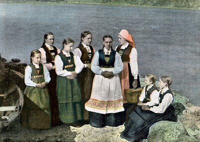 穿着民族服装的妇女和儿童，挪威Sognafjorden，约1890年 作者 L·布朗热