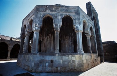 阿塞拜疆巴库要塞城市希尔凡夏宫Divankhana亭（2000年联合国教科文组织世界遗产名录）。 作者 莱拉（当代艺术家）沙瓦