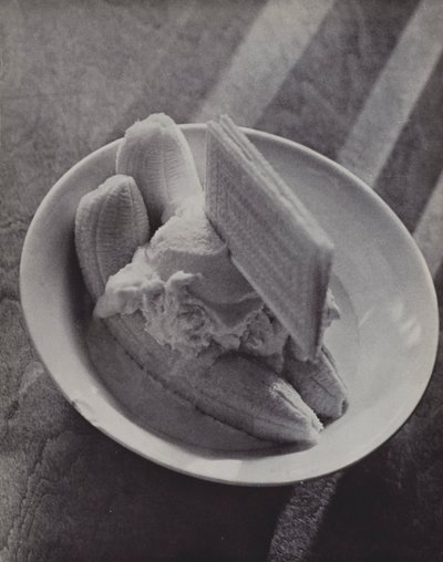 伊顿区的 "Banana Mess"(黑白照片) 作者 拉斯洛·莫霍利·纳吉（Laszlo Moholy Nagy）