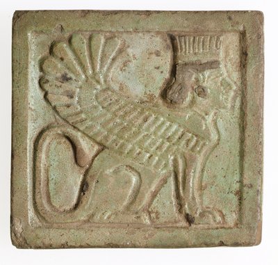 带翅膀的波斯狮身人面像牌匾，公元前525-401（塑造的彩陶） 作者 Late Period Egyptian