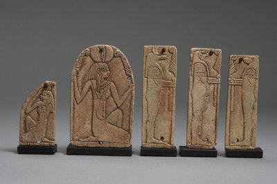 在晚期王朝（彩陶）的Maat，Nephthys和Horus的儿子的斑块（见325656,325657和325658） 作者 Late Period Egyptian