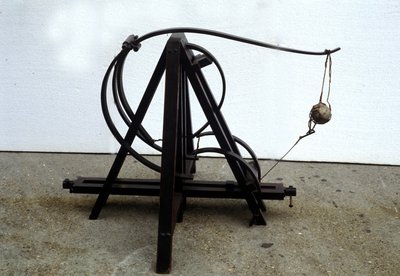 一个弹射器。 模型来自列奥纳多·达·芬奇 (Leonardo da Vinci) 的绘图。 米兰科技博物馆。 作者 达芬奇（后）芬奇