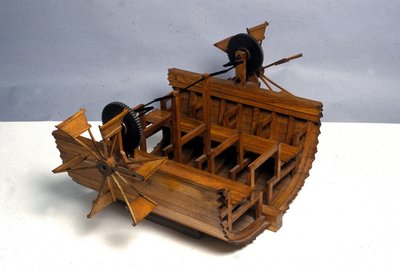 轮式推进船。模型来自达芬奇（Leonardo da Vinci）的图纸。科学技术博物馆，米兰。 作者 达芬奇（后）芬奇