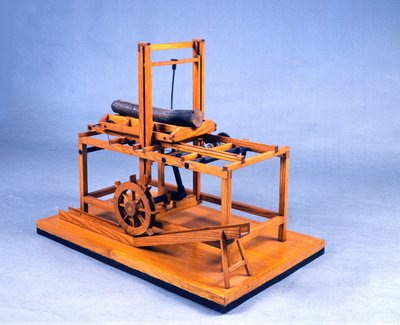 Wooden model (model) of hydraulic saw operated by gears and water. Made after drawing by Leonardo da Vinci (Leonard de Vinci) (1452-1519) Museum of Science and Technology, Milan. 作者 达芬奇（后）芬奇