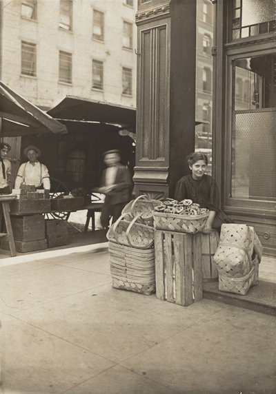Lena Lochiavo - 11岁，卖篮子（和椒盐卷饼），在第六街市场的酒馆入口前，俄亥俄州辛辛那提。 作者 刘易斯·海因