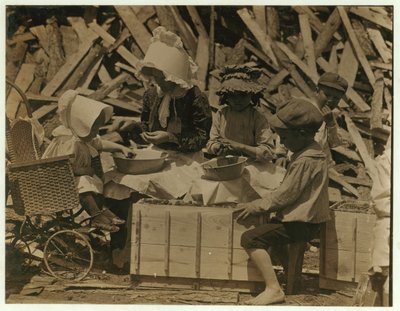 在特拉华州Seaford的Johnson&39;s Hulling Station，2岁的Cyral hulling草莓从他的购物车出来，有时几分钟就睡着了，1910年 作者 刘易斯·威克斯·海恩