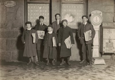 晚上 8:30 一群报童在康涅狄格州哈特福德的火车站卖报。最小的男孩 11 岁，1909 年 3 月（照片） 作者 刘易斯·威克斯·海恩